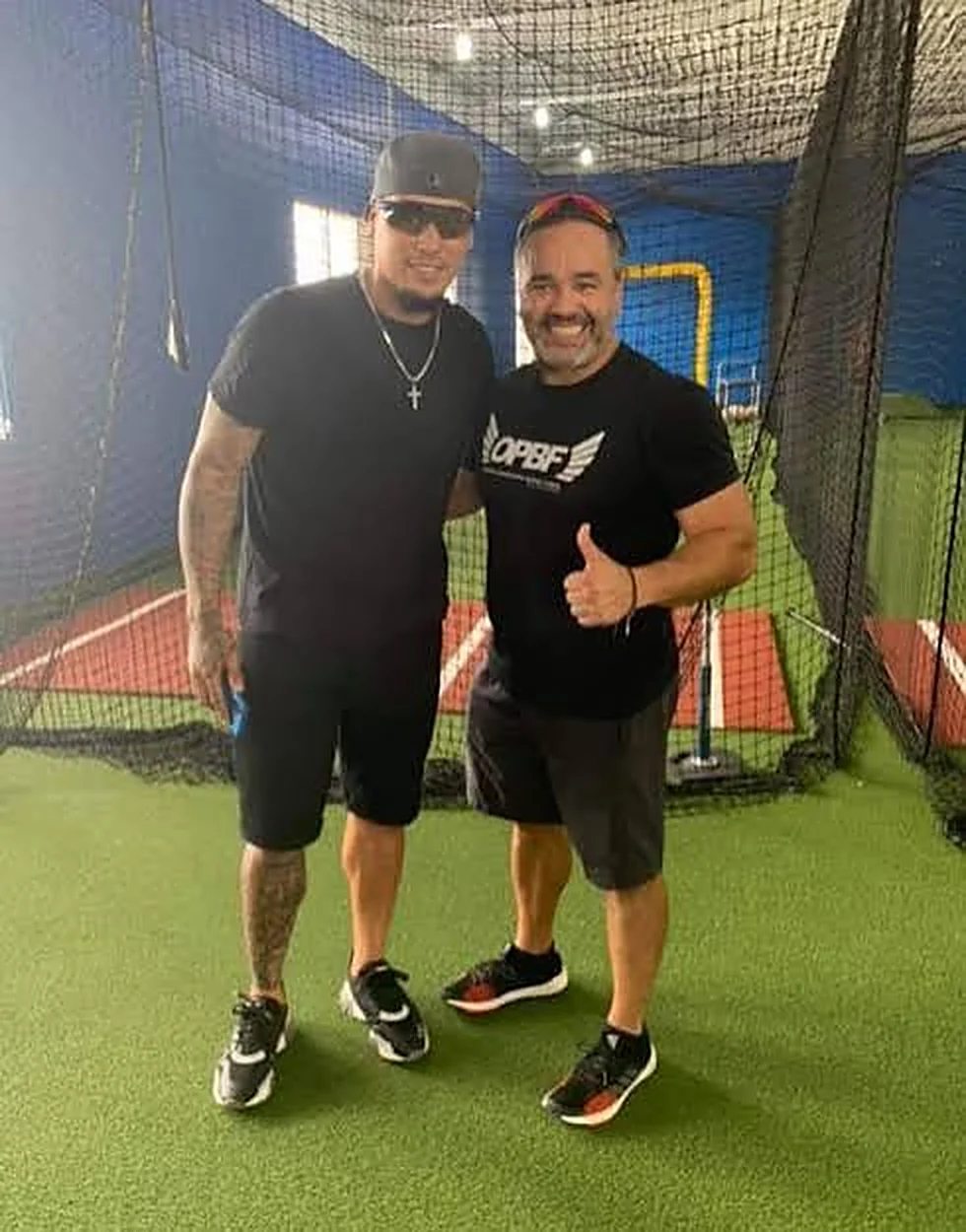 Ulises Rosario junto a un atleta en preparación deportiva