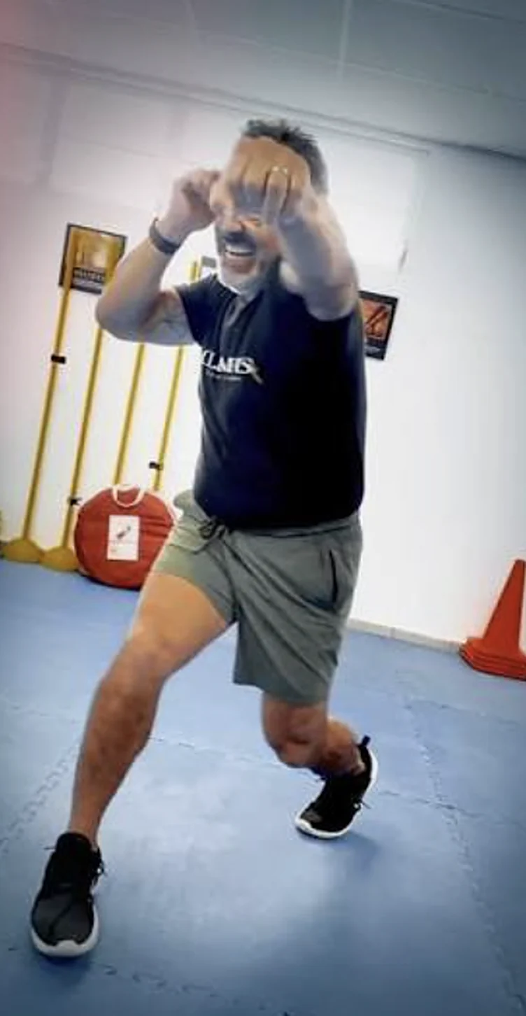 Maestro Ulises Rosario en guardia de kickboxing