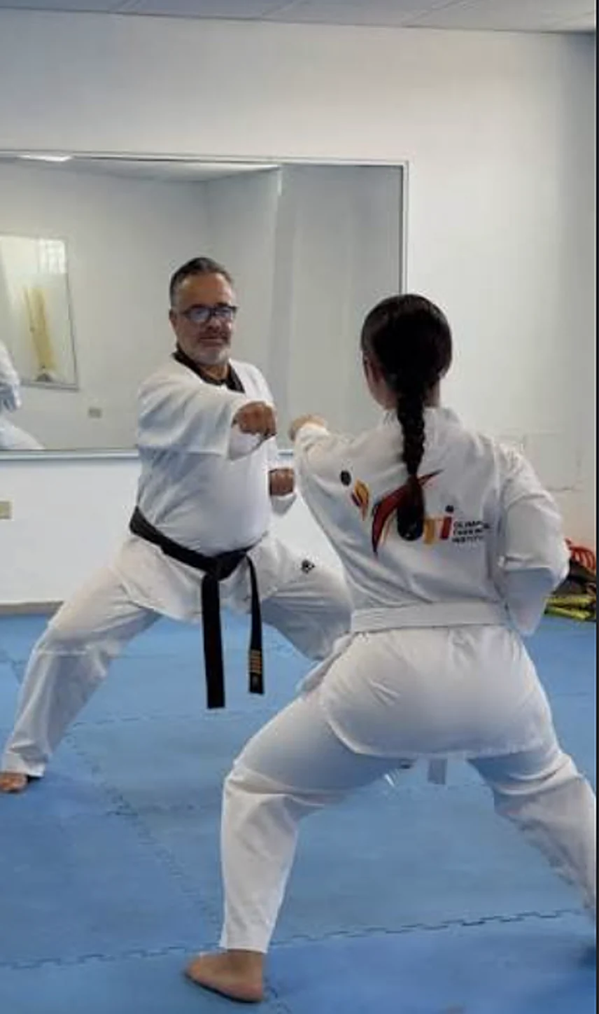 Ulises Rosario, cinturón negro, en clase de taekwondo